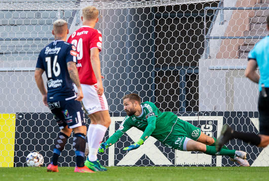 Kalmars målvakt Lucas Hägg Johansson gör en räddning