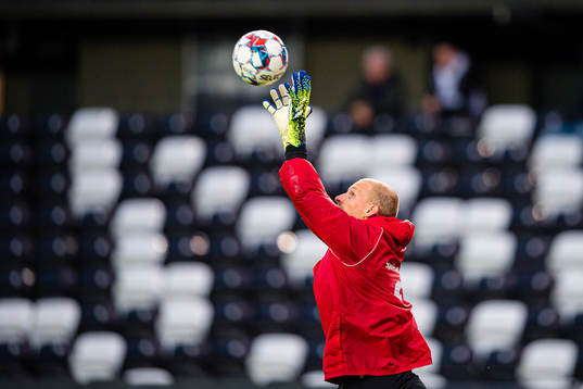 Andre Hansen of Rosenborg warms up