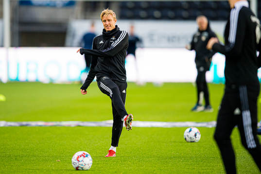 Per Ciljan Skjelbred of Rosenborg warms up