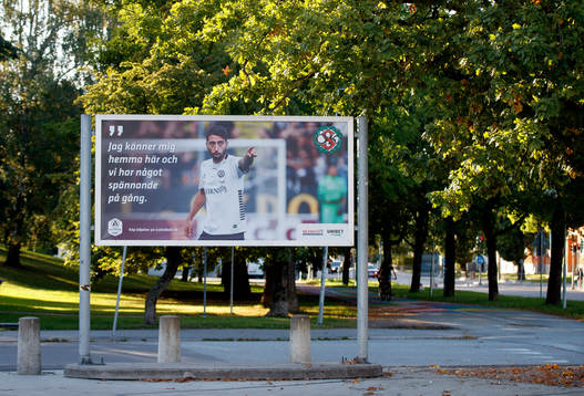Örebros Nahir Besara på en reklamskylt