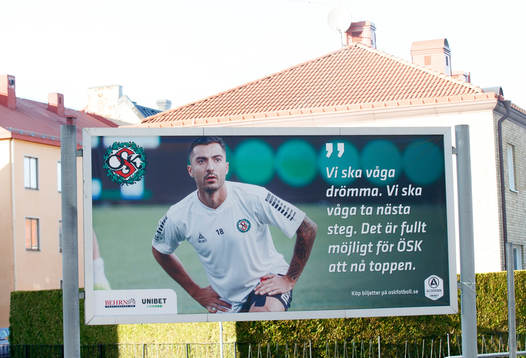 Örebros Jiloan Hamad på en reklamskylt