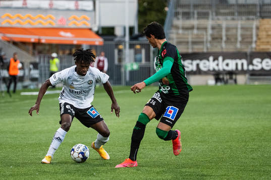 Örebros Rickard Emeka Friday och Varbergs Jean Carlos De
