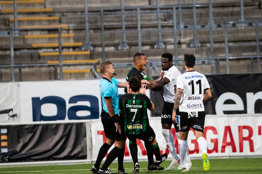 Örebros Nasiru Moro och Varbergs Robin Tranberg i