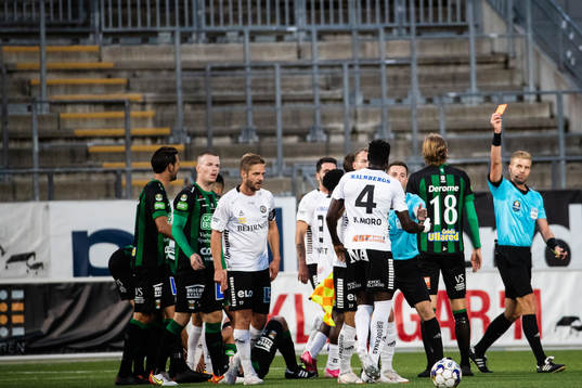 Örebros Nasiru Moro tilldelas ett rött kort