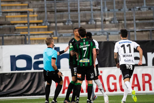 Örebros Nasiru Moro och Varbergs Robin Tranberg i