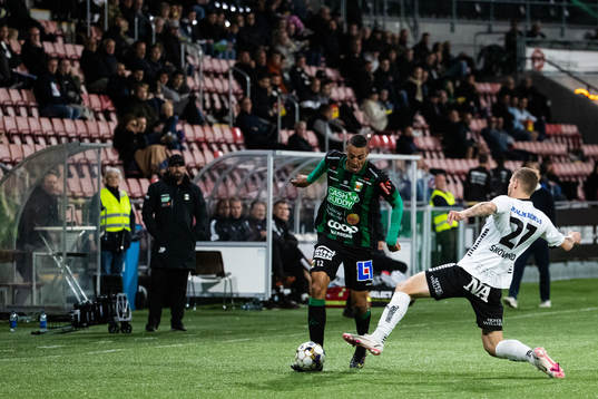 Varbergs Simon Karlsson Adjei och Örebros Andreas Skovgaard