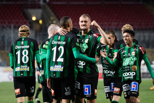 Varbergs Simon Karlsson Adjei och Albert Ejupi jublar
