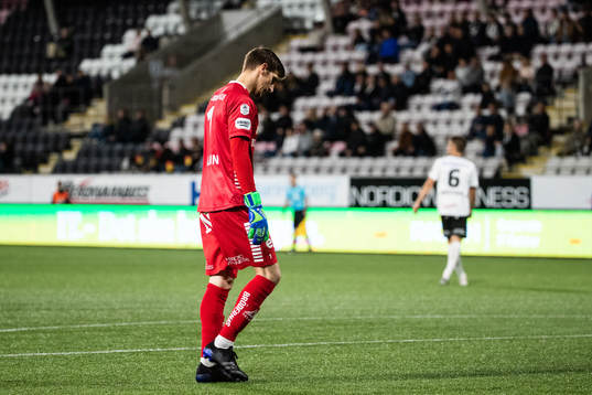 Örebros målvakt Bobby Allain deppar