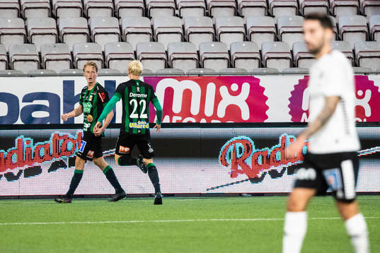 Varbergs Joakim Lindner  jublar