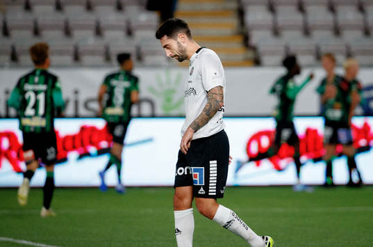 Varbergs Joakim Lindner gör 0-3 och jublar och Örebros
