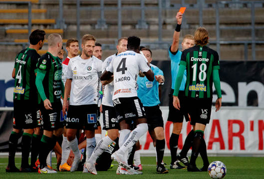 Örebros Nasiru Moro får rött kort av domare Glenn Nyberg
