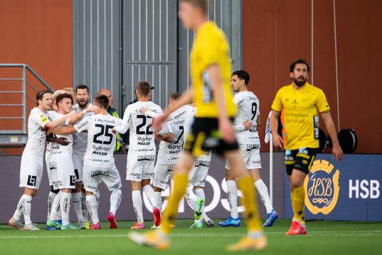 Häckens spelare jublar