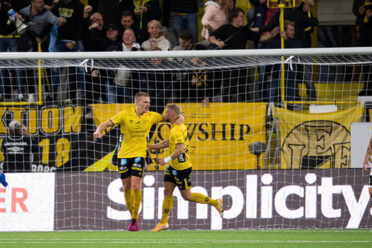 Elfsborgs Per Frick jublar med Elfsborgs Simon Strand