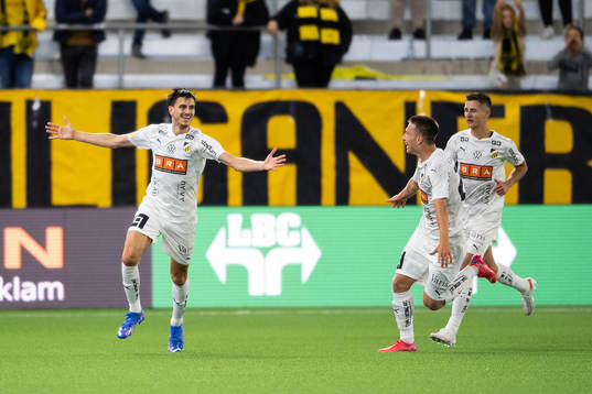 Häckens Alexander Jeremejeff jublar