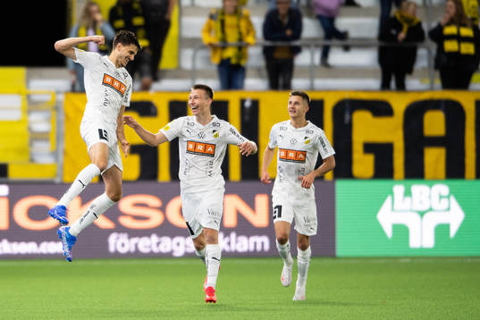 Häckens Alexander Jeremejeff jublar