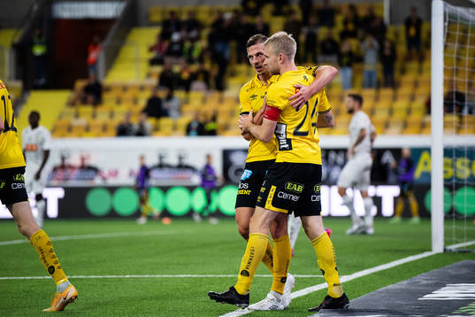 Elfsborgs Johan Larsson och Simon Olsson jublar