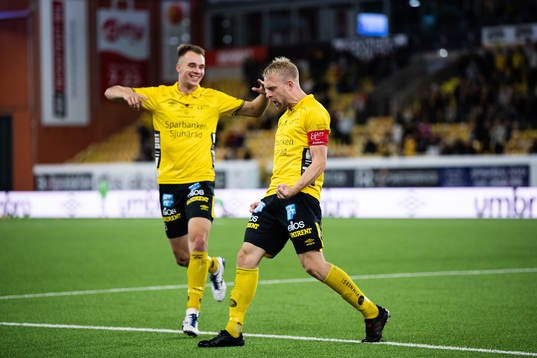 Elfsborgs Johan Larsson och Leo Väisänen jublar