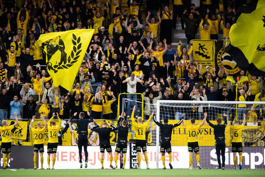 Elfsborgs spelare jublar med supportrarna