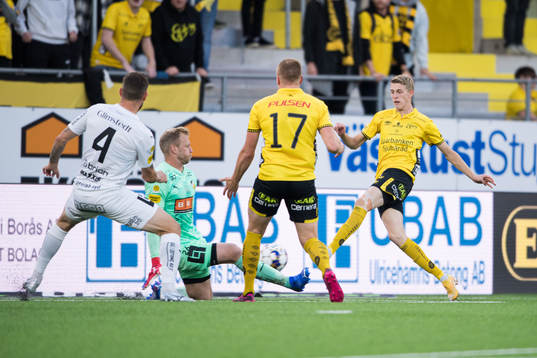 Elfsborgs Alexander Bernhadsson och Häckens målvakt Peter