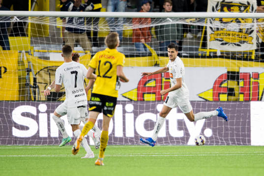 Häckens Alexander Jeremejeff jublar