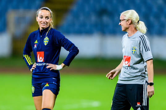 Kosovare Asllani and Victoria Sandell, assistant coach of