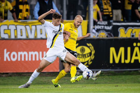 s Erik Ring och Mjällbys Viktor Gustafson