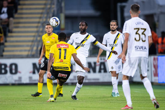 s Henok Goitom och Mjällbys Amin Sarr