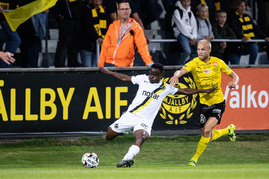 s Erick Otieno och Mjällbys Viktor Gustafson