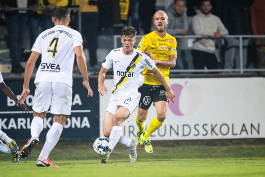 s Erik Ring och Mjällbys Viktor Gustafson