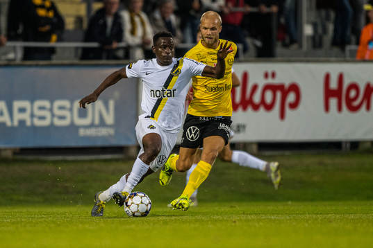 s Erick Otieno och Mjällbys Viktor Gustafson