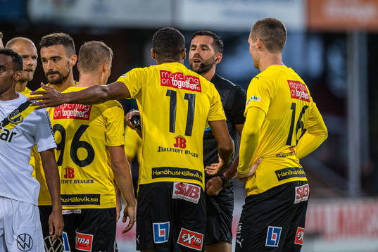 Domare Granit Maqedonci i diskussion med Mjällbys Amin Sarr