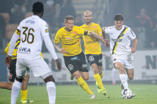 s Erik Ring mot Mjällbys David Löfquist och Viktor