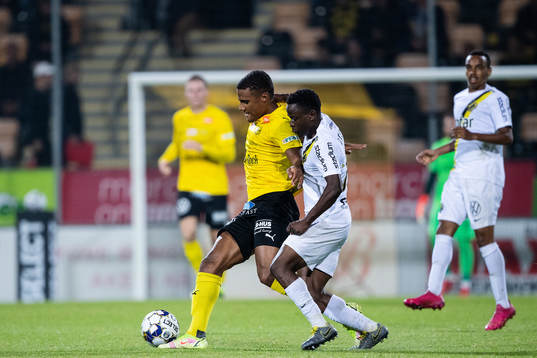 s Erick Otieno och Mjällbys Amin Sarr