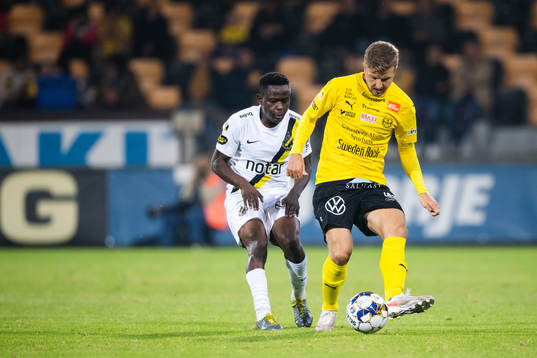 s Erick Otieno och Mjällbys Joel Nilsson