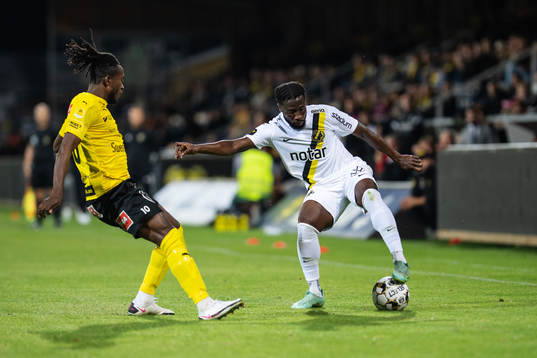 s Ebenezer Ofori och Mjällbys Mamudu Moro