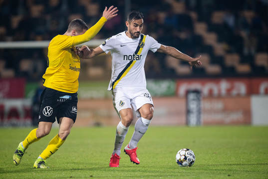 s Sotirios Papagiannopoulos och Mjällbys Jacob Bergström