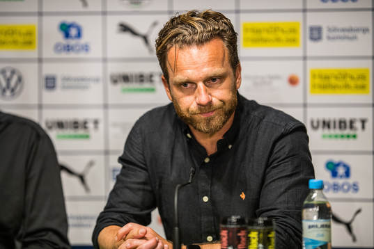 s tränare Bartosz Grzelak deppar