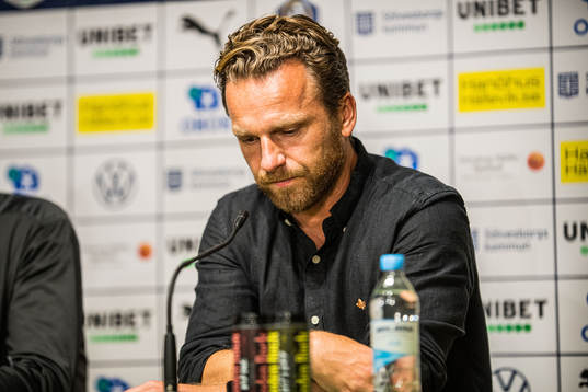 s tränare Bartosz Grzelak deppar