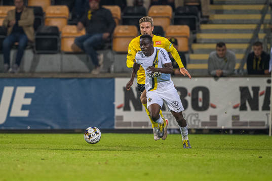 s Erick Otieno och Mjällbys Joel Nilsson