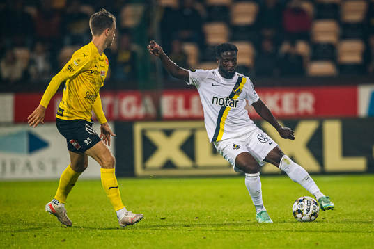 s Ebenezer Ofori  och Mjällbys Andreas Blomqvist