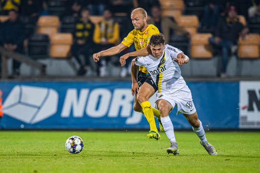 s Erik Ring och Mjällbys Viktor Gustafson