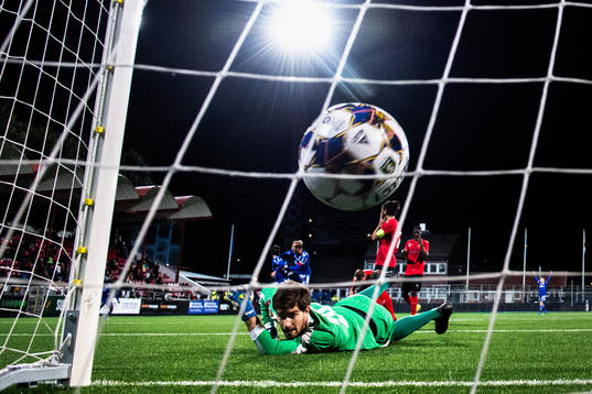 Vasalunds målvakt Filip Anger deppar