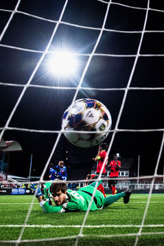 Vasalunds målvakt Filip Anger deppar