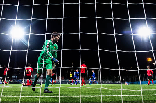 Vasalunds målvakt Filip Anger deppar