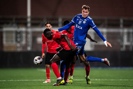Vasalunds Anthony Wambani och Ibrahim Doumbia mot