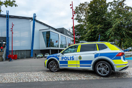 Polisbil utanför Olympia
