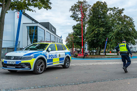 Polisbil och polisman utanför Olympia
