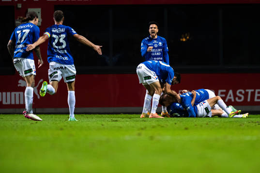 Trelleborgs Mattias Håkansson jublar med lagkamrater