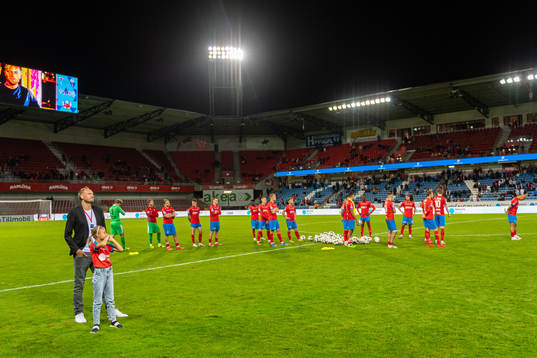Helsingborgs sportchef Andreas Granqvist tackas av