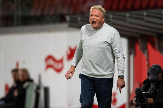 Helsingborgs tränare Jörgen Lennartsson reagerar